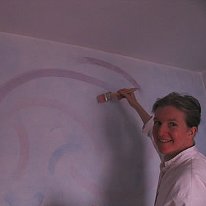 Malerin Anette Jordan, Atelier AJA, Salzburg bei einer Wandmalerei